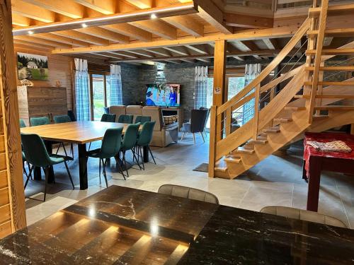 une salle à manger avec une table et un escalier dans l'établissement Chalet in Ventron near La Bresse Ski Area, cleaning included, à Ventron