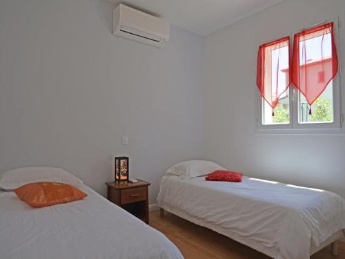 une chambre avec deux lits et une fenêtre dans l'établissement Villa in Var with Hill Views & Pool, cleaning included, à Montauroux