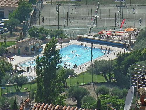 - une grande piscine avec des personnes dans l'établissement Village House in Fayence with Castle Views, cleaning included, à Fayence