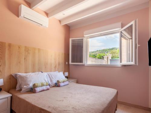 une chambre avec un grand lit et une fenêtre dans l'établissement Villa in Cannes with Heated Pool & Boat Trips, cleaning included, à Callian