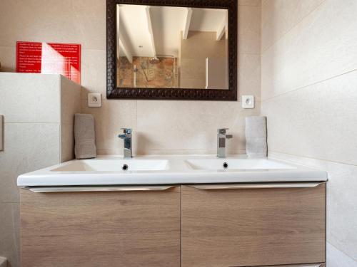une salle de bain avec un lavabo blanc et un miroir dans l'établissement Villa in Cannes with Heated Pool & Boat Trips, cleaning included, à Callian