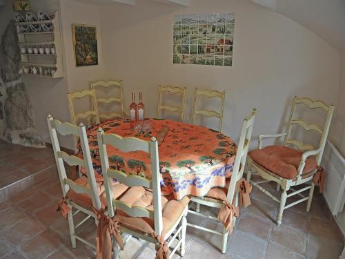 Gambar di galeri bagi Village House in Fayence with Castle Views, cleaning included di Fayence