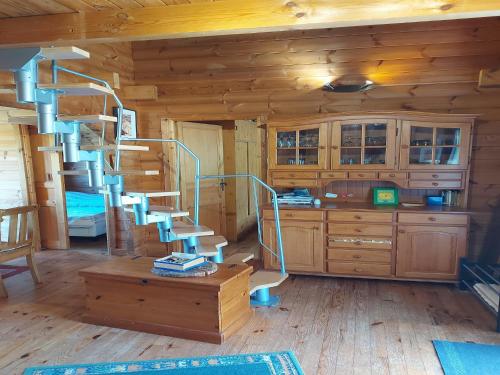 Ce chalet en bois dispose d'un escalier en colimaçon. dans l'établissement Chalet with Garden in Lotharingen, cleaning included, à Saint-Maurice-sur-Moselle