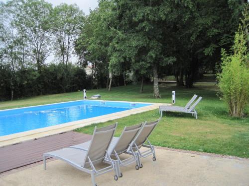 Piscina de la sau aproape de Very spacious and luxurious holiday home on quiet estate 1880 with pool