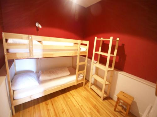 une chambre avec deux lits superposés et une échelle dans l'établissement Chateau in Rhone Valley near Ski Resorts, cleaning included, à Serrières-en-Chautagne