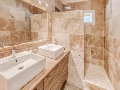 une salle de bain avec un lavabo et une douche dans l'établissement Holiday Home La Seyne near Beaches, cleaning included, à La Seyne-sur-Mer