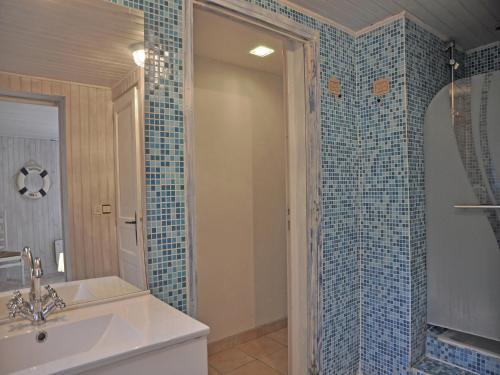 une salle de bain avec un lavabo et une douche avec du carrelage bleu dans l'établissement Villa in Fréjus with Pool near Beach, cleaning included, à Fréjus