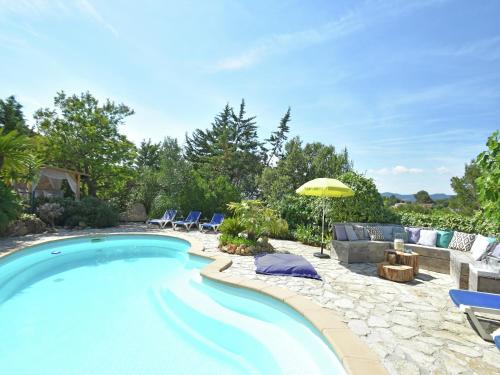 une piscine avec des chaises et un parasol dans l'établissement Villa in Fréjus with Pool near Beach, cleaning included, à Fréjus