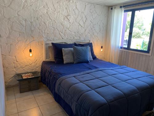 une chambre avec un lit bleu et une fenêtre dans l'établissement Villa in Fréjus with Pool near Beach, cleaning included, à Fréjus
