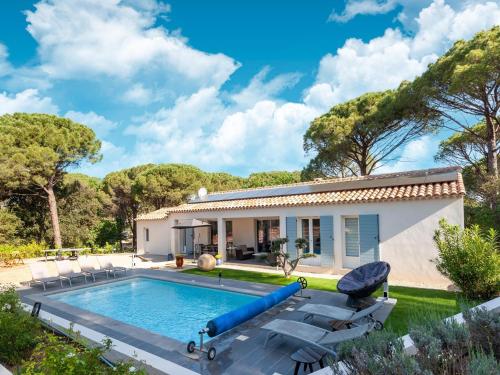 une villa avec une piscine et une maison dans l'établissement Villa in Vidauban near Sainte Maxime Beach, cleaning included, à Vidauban
