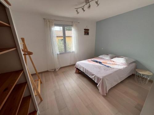 une petite chambre avec un lit et une fenêtre dans l'établissement Villa in Vidauban with Private Pool, cleaning included, à Vidauban