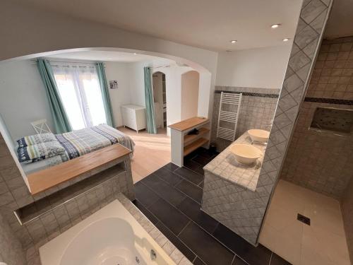 une salle de bain avec un lit, une douche et un lavabo dans l'établissement Villa in Vidauban with Private Pool, cleaning included, à Vidauban