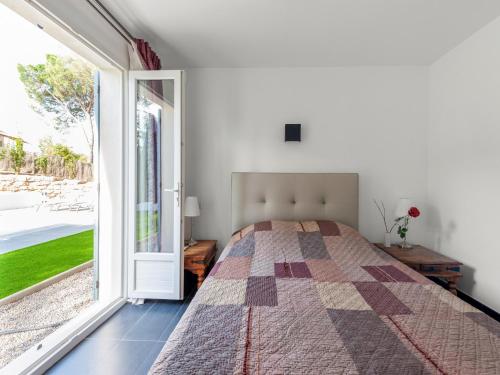 une chambre avec un lit et une grande fenêtre dans l'établissement Villa in Vidauban near Sainte Maxime Beach, cleaning included, à Vidauban