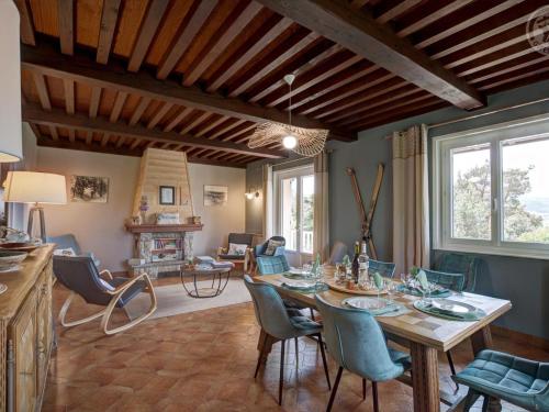 O zonă de relaxare la Maison lumineuse avec jardin, garage, jeux extérieurs, animaux acceptés - FR-1-496-291