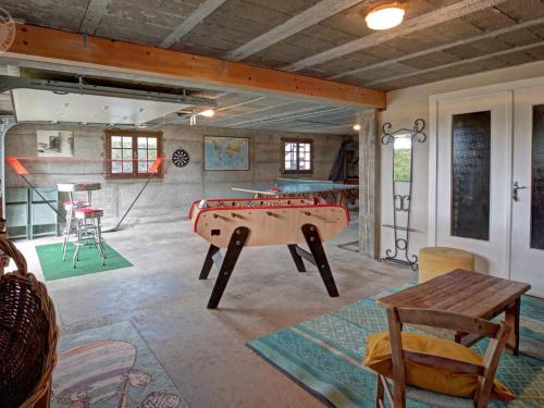 une pièce avec une table de billard au milieu dans l'établissement Maison lumineuse avec jardin, garage, jeux extérieurs, animaux acceptés - FR-1-496-291, à Saint-Georges-en-Couzan