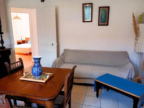 un salon avec une table et un canapé dans l'établissement Maison calme avec jardin à Capbreton, plage et commerces à proximité - FR-1-239-1077, à Capbreton