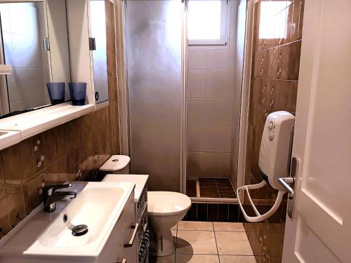 une salle de bain avec un lavabo, des toilettes et une douche dans l'établissement Maison calme avec jardin à Capbreton, plage et commerces à proximité - FR-1-239-1077, à Capbreton