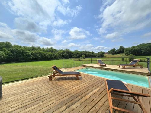 une terrasse avec deux chaises longues et une piscine dans l'établissement Maison climatisée avec piscine privée, wifi et parking, animaux bienvenus - FR-1-616-456, à Les Coteaux Périgourdins