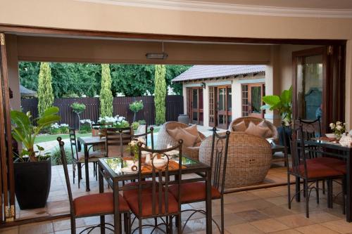 Χώρος καθιστικού στο Rise and Shine Lodge