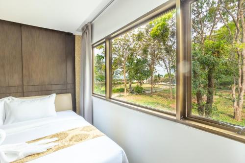 a bedroom with a bed and a window at Jomtien Sands Residence in Jomtien Beach