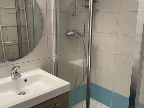 une salle de bain avec un lavabo et une douche dans l'établissement Studio + 2 cabines direct plage, terrasse, parking, 4 pers. - FR-1-731-142, au Grau-du-Roi
