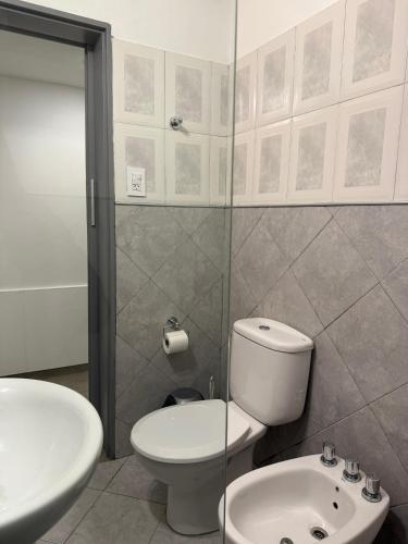 Bilik mandi di Monoambiente Guemes PB para 2 personas
