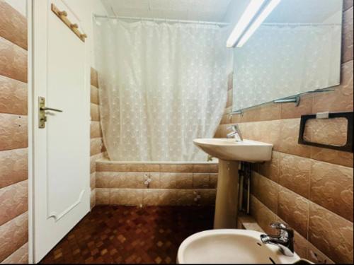 une salle de bain avec un lavabo, des toilettes et une douche dans l'établissement Appartement T2 Neuf à Collioure avec Terrasse, Parking, Tennis et Animaux Acceptés - FR-1-309-442, à Collioure