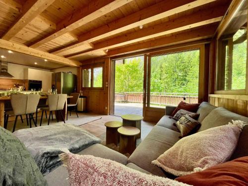 un salon avec un canapé et une cuisine dans l'établissement Appartement confortable proche des pistes à Avoriaz - FR-1-679-15, à Morzine