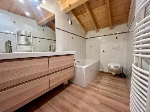 une salle de bain avec un lavabo, une baignoire et des toilettes dans l'établissement Appartement confortable proche des pistes à Avoriaz - FR-1-679-15, à Morzine