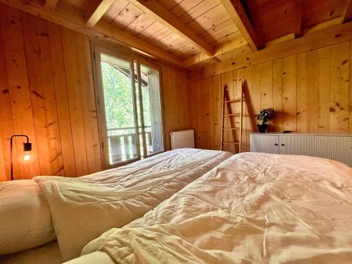 - une chambre avec un grand lit dans une pièce dotée d'une fenêtre dans l'établissement Appartement confortable proche des pistes à Avoriaz - FR-1-679-15, à Morzine