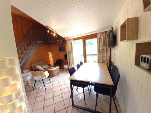 une salle à manger avec une table et des chaises dans une pièce dans l'établissement Appartement T3 à La Clusaz, proche pistes, parking et Wi-Fi, pour 6 personnes - FR-1-459-246, à La Clusaz