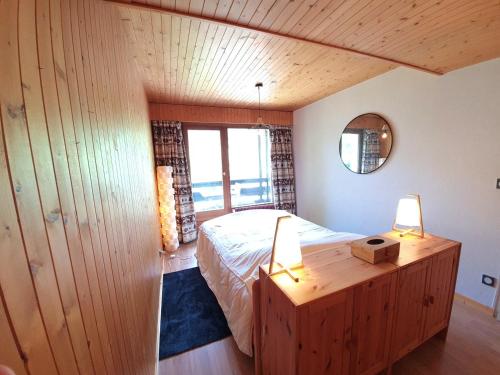 - une chambre avec un lit, une fenêtre et 2 lampes dans l'établissement Appartement T3 à La Clusaz, proche pistes, parking et Wi-Fi, pour 6 personnes - FR-1-459-246, à La Clusaz