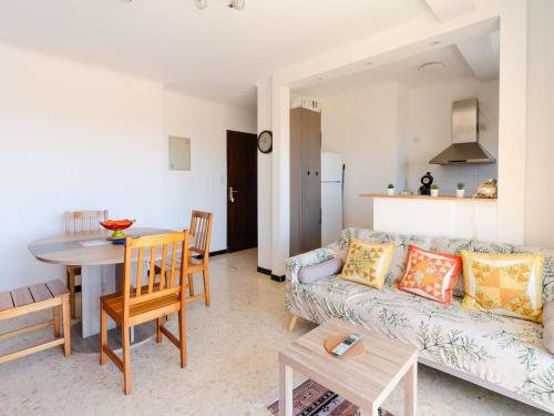 un salon avec un canapé et une table dans l'établissement Appartement T3 à 2 min de la mer, 4 personnes, balcon vue mer - FR-1-409-283, à Narbonne