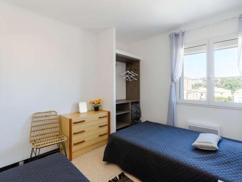 une chambre avec un lit, une commode et une fenêtre dans l'établissement Appartement T3 à 2 min de la mer, 4 personnes, balcon vue mer - FR-1-409-283, à Narbonne