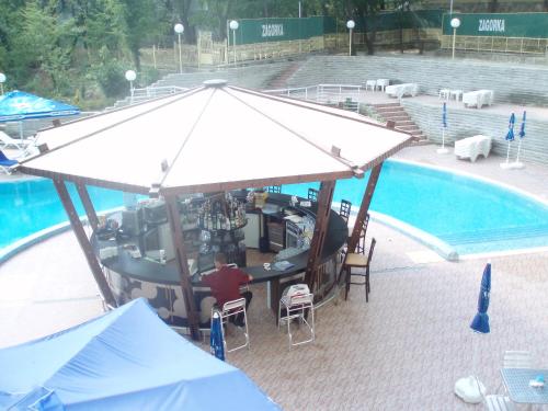 Изглед към басейн в Europroperties Nikea Park или наблизо