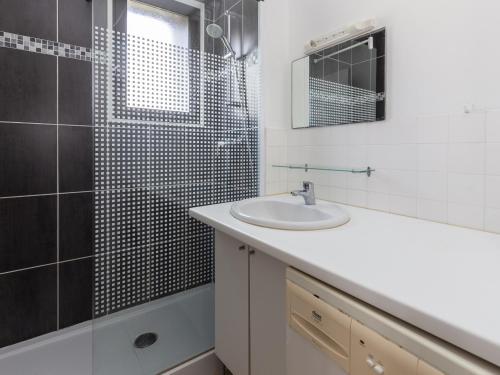 une salle de bain avec un lavabo et une douche dans l'établissement Appartement Spacieux à Seignosse, Terrasse et Parking, à Proximité de la Plage - FR-1-239-401, à Seignosse