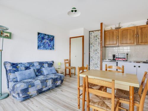 un salon avec un canapé et une table dans l'établissement Studio Cabine à Biscarrosse-Plage, Proche Plages et Commerces, Balcon exposé Sud - FR-1-521-41, à Biscarrosse-Plage