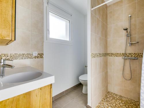 un baño con lavabo e inodoro en Maison contemporaine Biscarrosse, 7 pers., 3 ch., Wi-Fi, sur terrain 700m², proche activités et plages - FR-1-521-44, en Biscarrosse