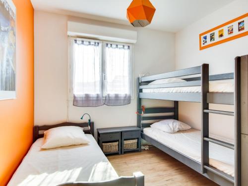 2 letti a castello in una camera con pareti arancioni di Maison contemporaine Biscarrosse, 7 pers., 3 ch., Wi-Fi, sur terrain 700m², proche activités et plages - FR-1-521-44 a Biscarrosse