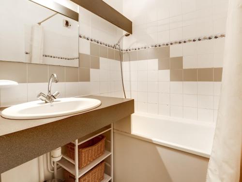 une salle de bain avec un lavabo et une baignoire dans l'établissement Appartement T2 cabine à Biscarrosse-Plage, proche océan, 4 pers. - FR-1-521-84, à Biscarrosse-Plage
