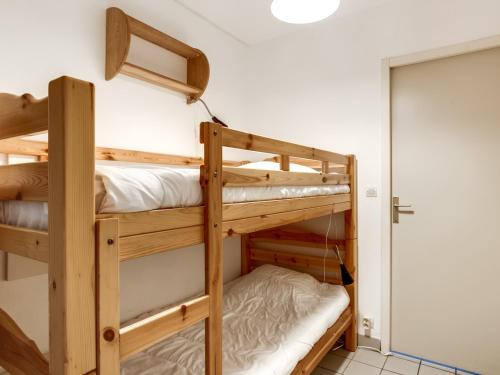 une chambre avec deux lits superposés dans l'établissement Appartement T2 cabine à Biscarrosse-Plage, proche océan, 4 pers. - FR-1-521-84, à Biscarrosse-Plage
