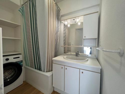 a bathroom with a sink and a washing machine at Appartement à Ciboure avec piscine chauffée et parking privé - FR-1-239-560 in Ciboure