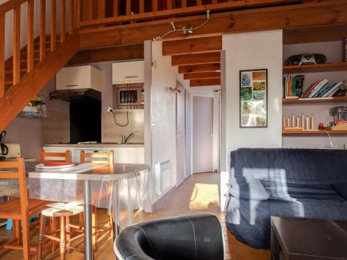 un salon avec un canapé bleu et une table dans l'établissement Maison mitoyenne à 300m de la plage avec jardin et parking, 4 pers - FR-1-521-164, à Biscarrosse