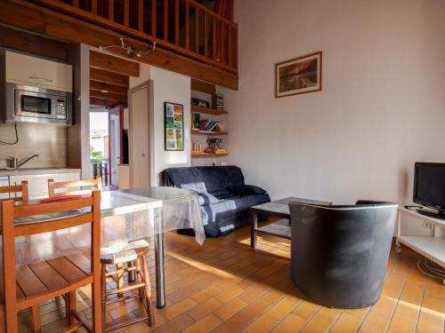 une cuisine et un salon avec une table et des chaises dans l'établissement Maison mitoyenne à 300m de la plage avec jardin et parking, 4 pers - FR-1-521-164, à Biscarrosse