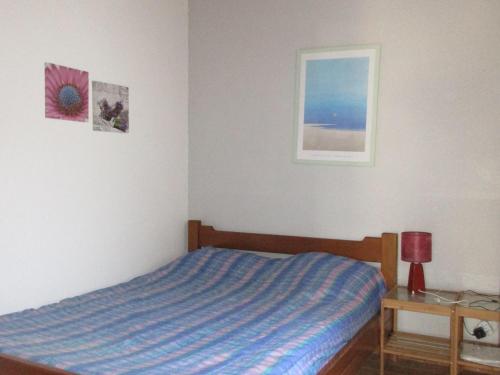 une chambre avec un lit avec une couette bleue dans l'établissement Maison mitoyenne à 300m de la plage avec jardin et parking, 4 pers - FR-1-521-164, à Biscarrosse