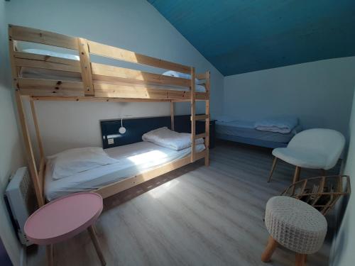 Mały pokój z łóżkiem piętrowym i 2 krzesłami w obiekcie Appartement Duplex T2 avec Piscine à Vieux-Boucau, Proche Plage - FR-1-239-769 w mieście Vieux-Boucau-les-Bains