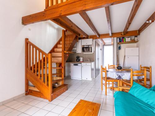 - un salon avec un escalier, une table et des chaises dans l'établissement Maison T2 avec Mezzanine, Terrasse et Parking à 300m de la Plage - Biscarrosse - FR-1-521-214, à Biscarrosse