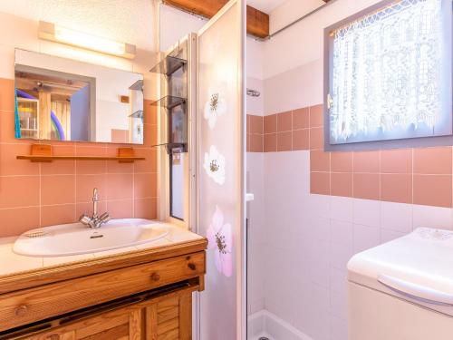 łazienka z umywalką i prysznicem w obiekcie Maison T2 avec Mezzanine, Terrasse et Parking à 300m de la Plage - Biscarrosse - FR-1-521-214 w mieście Biscarrosse