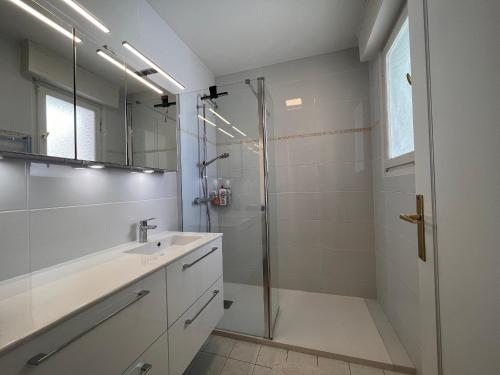 une salle de bain avec douche et lavabo dans l'établissement Appartement lumineux, proche plage, balcon, parking, WiFi - FR-1-239-962, à Saint-Jean-de-Luz