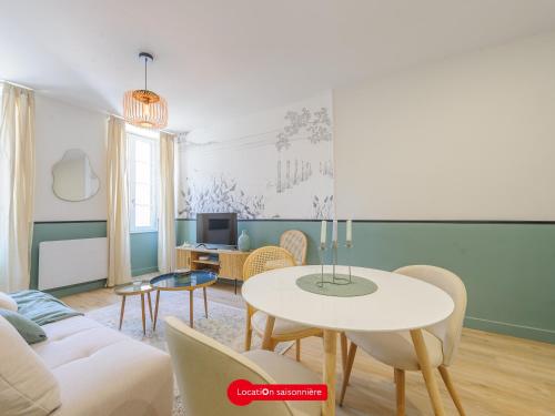 un salon avec une table et un canapé dans l'établissement Appartement T2 Moderne, Proche Marché, Capacité 3 Pers, Wifi - FR-1-535-68, à La Rochelle